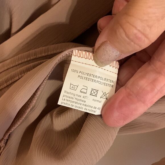 Acevog Size XL tan blouse.  Has lining in the front and crêpe like material. - Picture 5 of 11